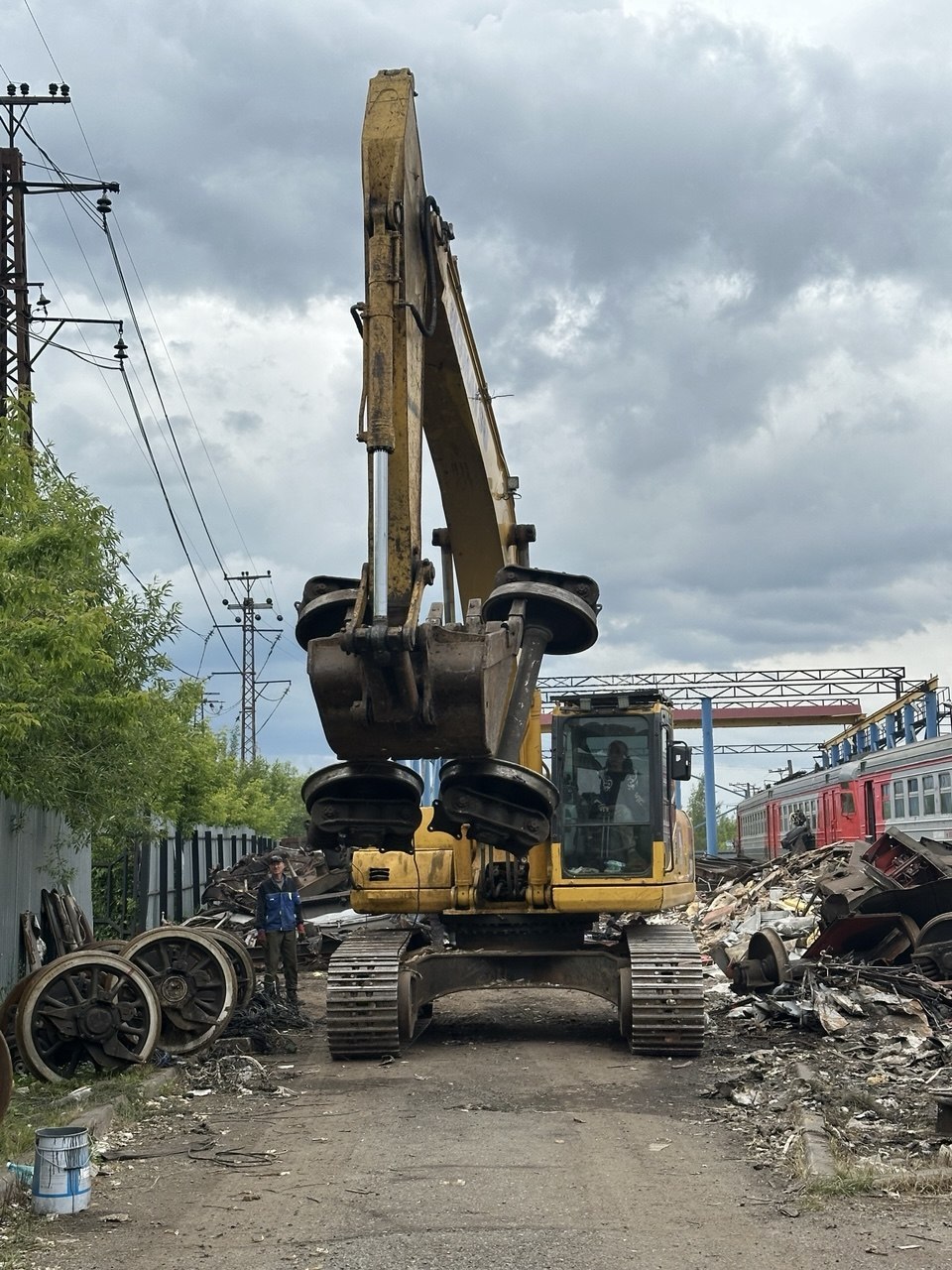 Экскаватор АСВ МЕГАПОЛИС на объекте переработки металлолома