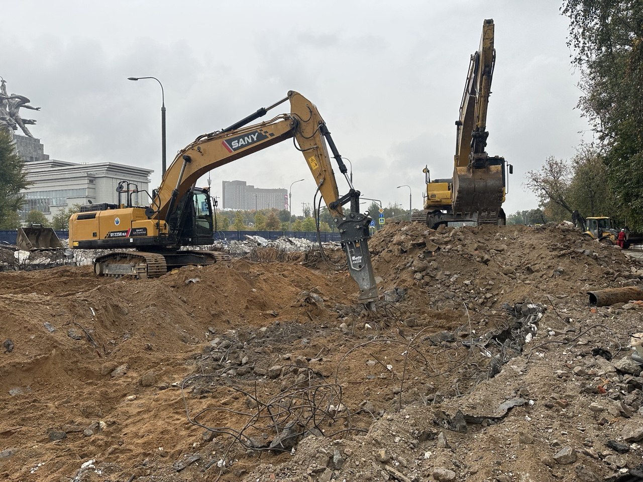 Демонтаж объекта в Москве — экскаваторы SANY на площадке АСВ МЕГАПОЛИС