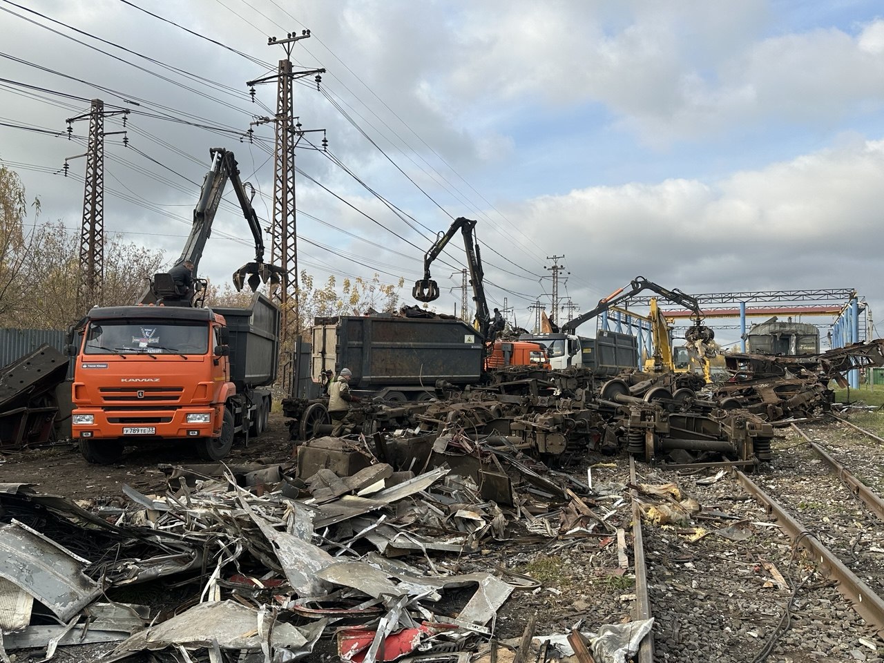 КАМАЗы с грейферными кранами загружают металлолом — АСВ МЕГАПОЛИС